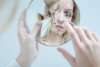 femme-qui-se-regarde-dans-un-miroir.jpg