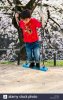 le-japon-shukugawa-young-caucasian-boy-in-t-shirt-rouge-debout-sur-balancoire-dans-un-parc-jap...jpg