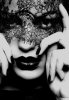 image-noir-et-blanc-portrait-noir-et-blanc-visage-de-femme-avec-les-yeux-couverts-de-dentelle-...jpg
