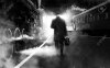 51875002-photo-noir-et-blanc-de-l-homme-dans-les-vêtements-vintage-marchant-sur-l-ancienne-gare.jpg