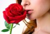 7003481-jeune-fille-avec-une-rose-près-de-ses-lèvres.jpg