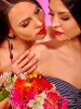 40891280-deux-femmes-lesbiennes-avec-fleur-étreindre-sur-fond-rose.jpg