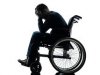 chef-handicapé-d-homme-dans-des-mains-en-silhouette-de-fauteuil-roulant-34269875.jpg