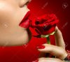 36332709-beau-modèle-femme-embrassant-rose-rouge-fleur-lèvres-rouges-sexy.jpg