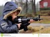 enfant-jouant-avec-des-armes-à-feu-38579176.jpg