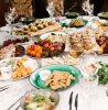 fete-table-ronde-pleine-mets-delicieux-snacks-cadre-magnifique-restauration-vacances-au-grand-...jpg