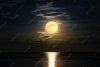 super-pleine-lune-nuages-dans-ciel-jaune-au-dessus-horizon-oceanique-minuit-clair-lune-reflete...jpg super-pleine-lune-nuages-dans-ciel-jaune-au-dessus-horizon-oceanique-minuit-clair-lune-reflete...jpg