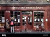 les-personnes-a-la-recherche-a-un-menu-dans-la-fenetre-de-l-english-restaurant-une-grande-clas...jpg
