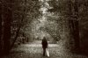 8305733-concept-de-solitude--femme-triste-solitaire-dans-les-bois.jpg