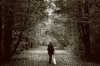 8305733-concept-de-solitude--femme-triste-solitaire-dans-les-bois.jpg