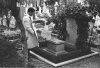 Pier_Paolo_Pasolini_davanti_alla_tomba_di_Gramsci_nel_cimitero_acattolico_di_Roma_1961.jpg